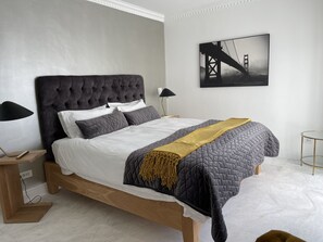 1 bedroom, desk, iron/ironing board, travel crib - Apartment Da Vinci in Picasso´s (Cape Town)