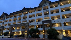 Un hôtel à plusieurs étages doté de balcons et d’une façade en pierre.