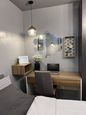 1 habitación, escritorio, tabla de planchar con plancha y internet