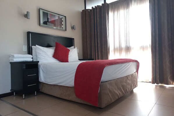 6 bedrooms, blackout curtains, iron/ironing board, free WiFi