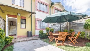 Outdoor dining - Belle Âme Suites Nyayo Estate (Nairobi)