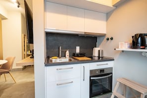 Kühlschrank, Ofen, Herdplatte, Wasserkocher mit Kaffee-/Teezubehör