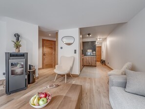 TV - Cozy apartment in Champagny-en-Vanoise with balcony, 6 ppl, WiFi (Champagny-en-Vanoise)