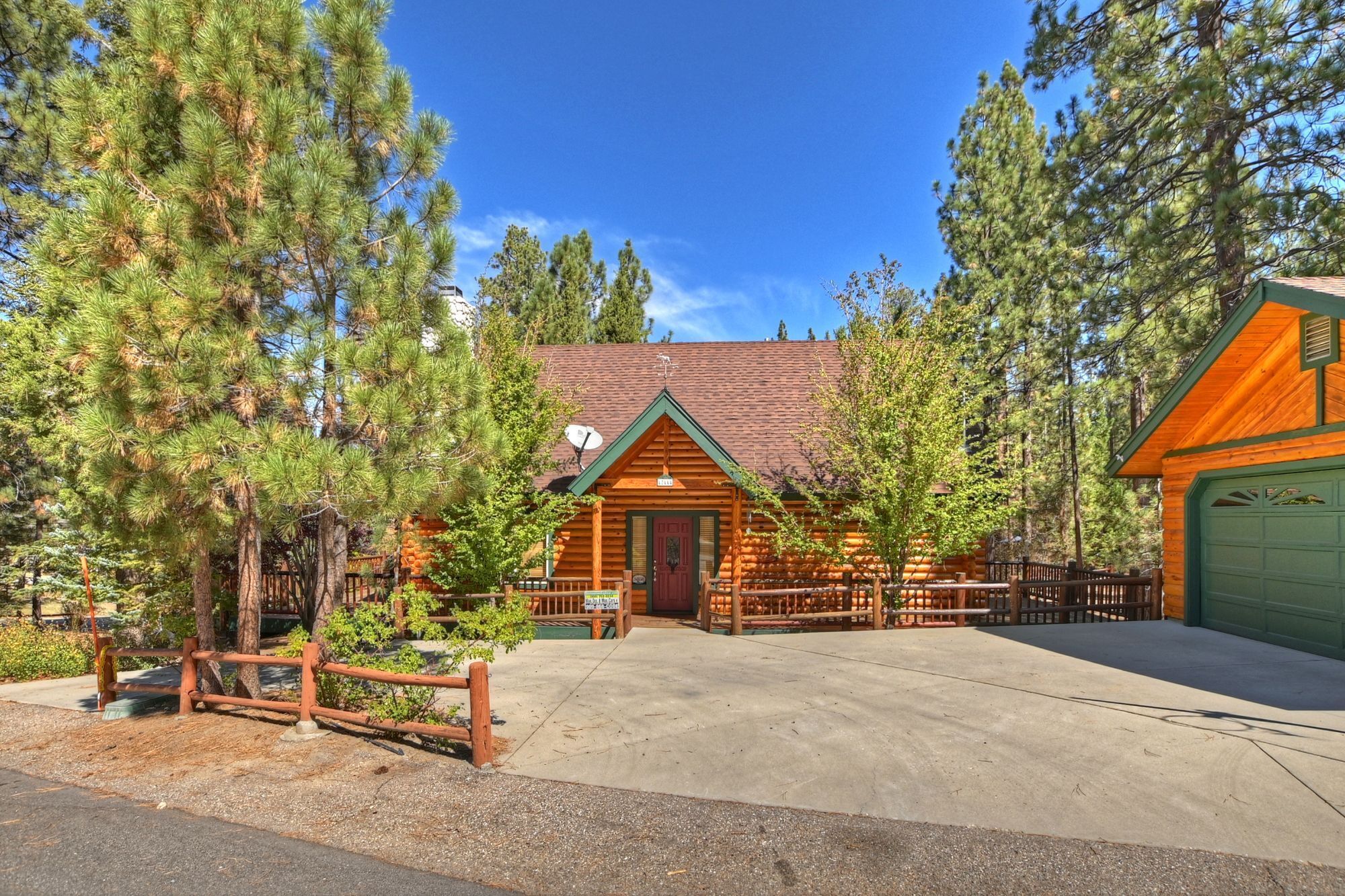 Eagle Tree Cabin by Destination Big Bear: Fox Farm Neighborhood! Spacious! Minutes from the Village and Ski Resorts!
