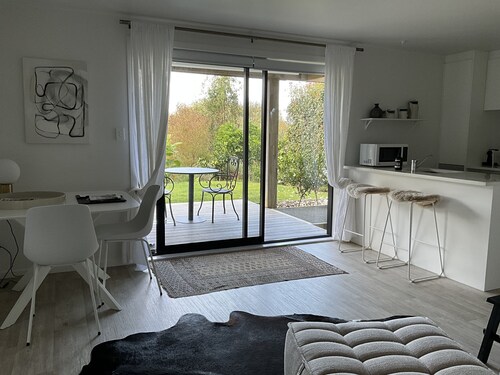 Self-contained luxury apartment just 5 mins walk to Matakana Village!
