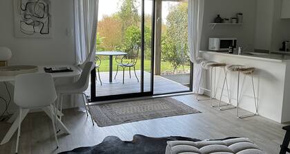 Self-contained luxury apartment just 5 mins walk to Matakana Village!