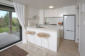 Frigorífico, microondas, horno y placa de cocina