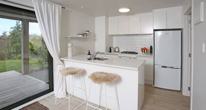 Self-contained luxury apartment just 5 mins walk to Matakana Village!