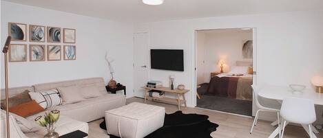 1 dormitorio, sistema de insonorización, tabla de planchar con plancha