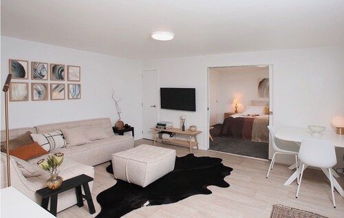 Garden apartment Self-contained luxury just 5 mins walk to Village! 