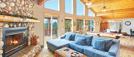 Télévision, cheminée, jeux vidéo, baby-foot