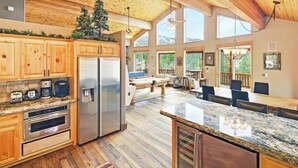 Una cocina amplia con armarios de madera, electrodomésticos de acero inoxidable y una isla grande.