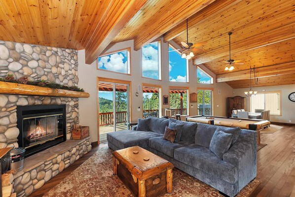 Televisión y chimenea 