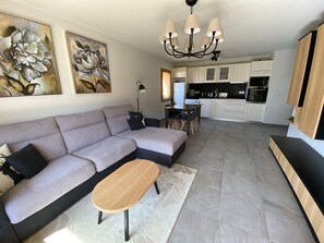 TV - Charming 2BR Apartment with Sleeping Nook, South-Facing Balcony, Garage & Ski Locker (Saint-Jean-de-Sixt)