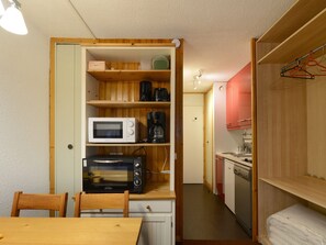 Fridge, microwave, oven, dishwasher - Functional studio in Montchavin center, near cable car (La Plagne Montchavin Les Coches)