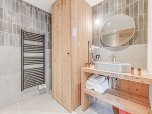 Séchoir à cheveux, serviettes fournies