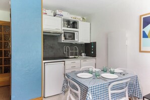 Réfrigérateur, micro-ondes, plaque de cuisson, cafetière/bouilloire