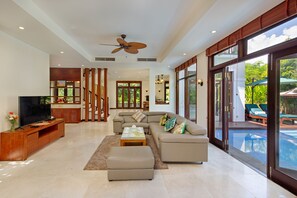Superior-Villa, 4 Schlafzimmer, Gartenblick | Wohnbereich | 50-Zoll-Flachbildfernseher mit Kabelempfang, Fernseher, Arbeitsbereiche