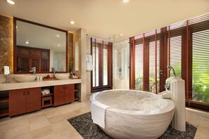 Executive-Villa, 4 Schlafzimmer, Meerblick | Badezimmer | Badewanne und Dusche (separat), Komfortbadewanne, Regendusche