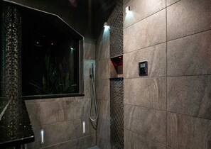 Nhà phong cách lãng mạn, 1 giường cỡ king (Entire Home) | Phòng tắm | Bồn tắm và buồng tắm vòi sen riêng, bồn tắm ngâm 