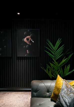 Maison Romantique, 1 très grand lit (Entire Home) | Coin séjour | Télévision à écran plat, cheminée, Netflix, services de streaming