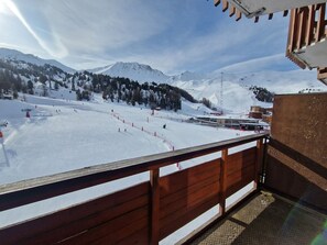 Snow and ski sports - Bright studio with balcony, ski-in/ski-out, sleeps 4 (La Plagne)