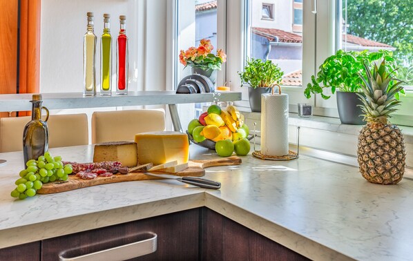 Een koelkast, een microgolfoven, een oven, een kookplaat