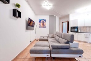 Smart-TV, Videospiele, DVD-Player, Tischtennisplatte