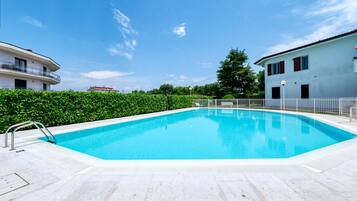 Piscine à débordement, piscine chauffée, chaises longues