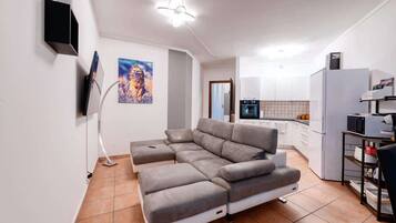 Smart TV, videogiochi, lettore DVD, tavolo da ping pong