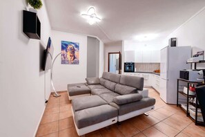 Smart-TV, Videospiele, DVD-Player, Tischtennisplatte