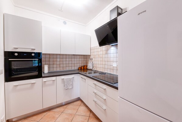 Kühlschrank, Mikrowelle, Ofen, Herdplatte