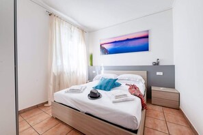 2 bedrooms, memory-foam beds, iron/ironing board, travel cot - Wolf House - Peschiera Holiday (Private Jacuzzi) (Peschiera del Garda)