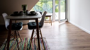 Un comedor con mesa, sillas y vistas al exterior.