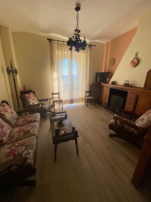 TV - Peppe and Lucia's house, adjacent to the home of Lucio Battisti (Poggio Bustone)