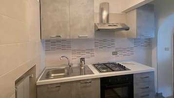 Fridge, oven, stovetop, coffee/tea maker