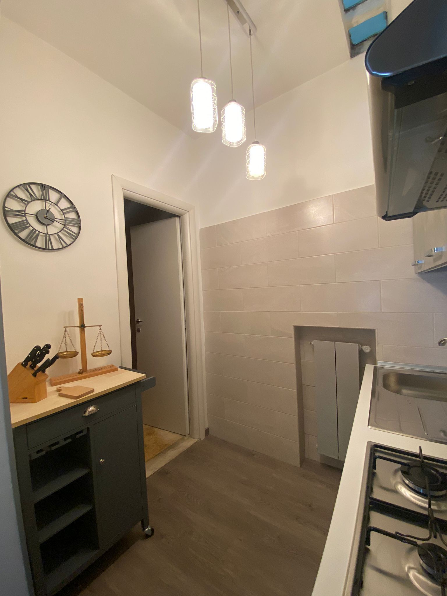 Kühlschrank, Ofen, Herdplatte, Wasserkocher mit Kaffee-/Teezubehör