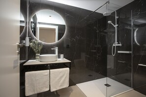 Shower, hair dryer, towels, toilet paper - Neobeds A - Modern and elegant 1BR Apt near Old Town and Turia park (València)