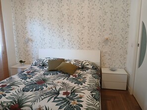 Schreibtisch, Bügeleisen/Bügelbrett, Reisekinderbett, kostenloses WLAN