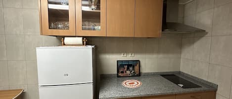 Réfrigérateur, micro-ondes, plaque de cuisson, bouilloire électrique