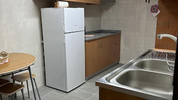 Geladeira, micro-ondas, cooktop, chaleira elétrica
