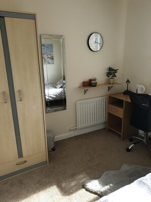 Free WiFi, bed sheets - Private single room with dedicated workspace in friendly house (Hartlepool)