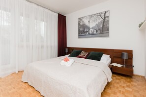 2 bedrooms, desk, iron/ironing board, WiFi