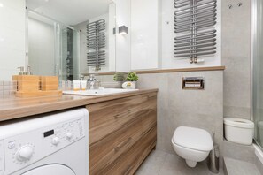 Shower, hair dryer, towels, shampoo