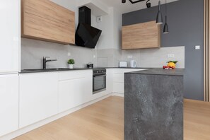 Fridge, microwave, oven, stovetop - Kondratowicza 59 | Family apartment | Parking (Warszawa)