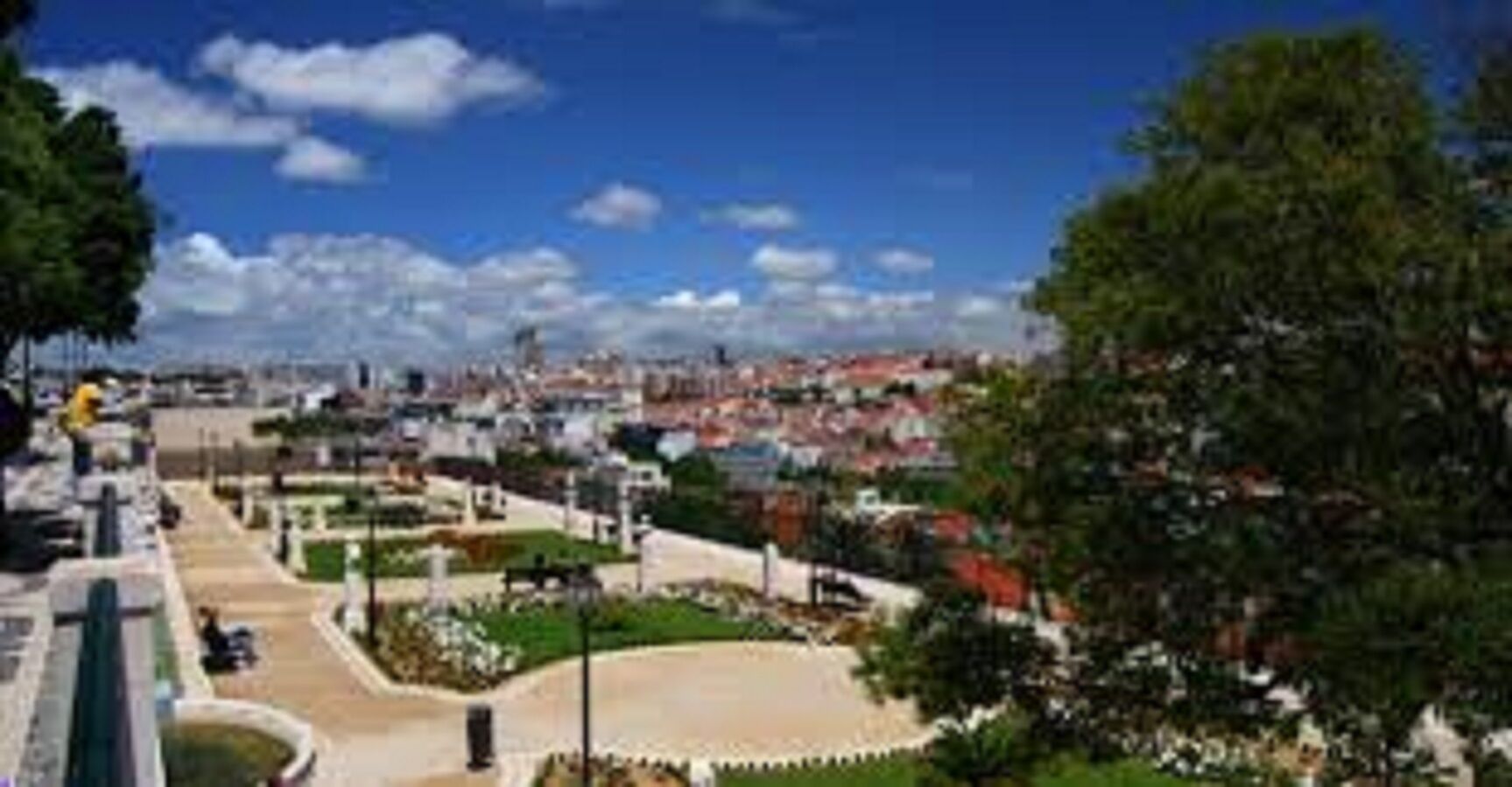 Un quartier résidentiel avec des maisons, un parc et un ciel dégagé.
