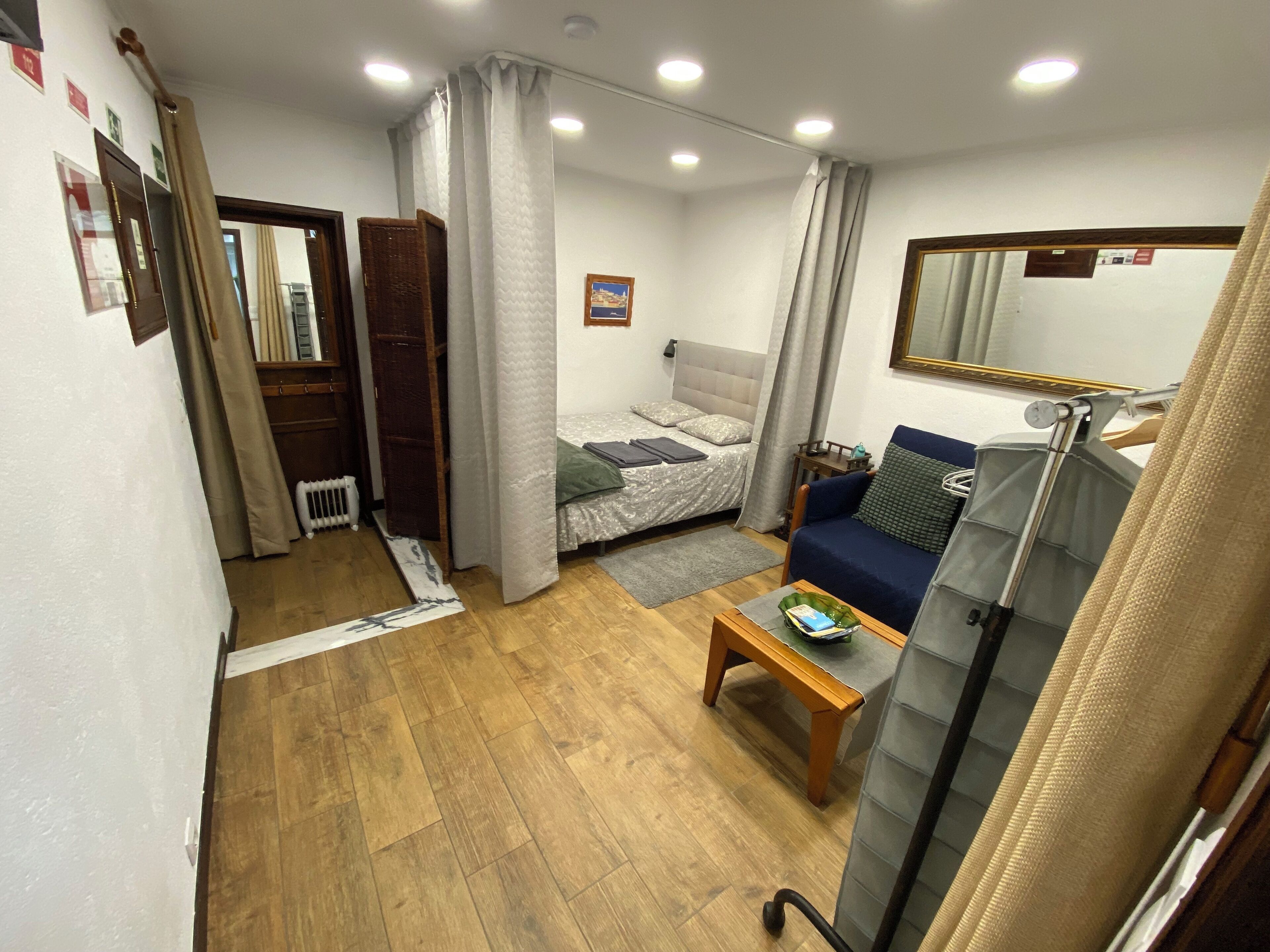 1 habitación, tabla de planchar con plancha, wifi gratis y ropa de cama 