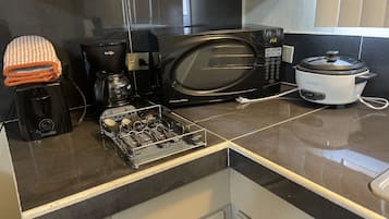 Jääkaappi, uuni, leivänpaahdin