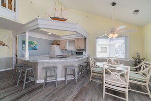 Køleskab, mikrobølgeovn, ovn, kogeplade