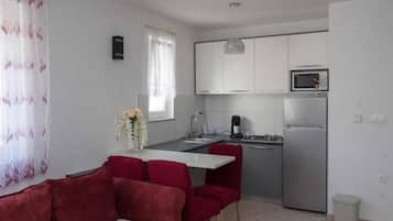 Apartment (One Bedroom Apartment with Terrace) | Esszimmer